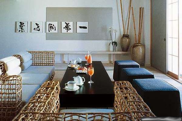 столик для чая в интерьере гостиной в японском стиле