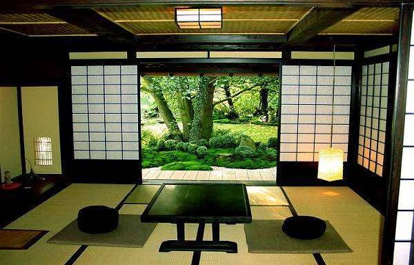 стол в доме в интерьере гостиной в японском стиле