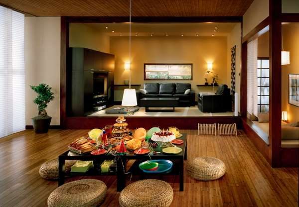 столик с едой в интерьере гостиной в японском стиле