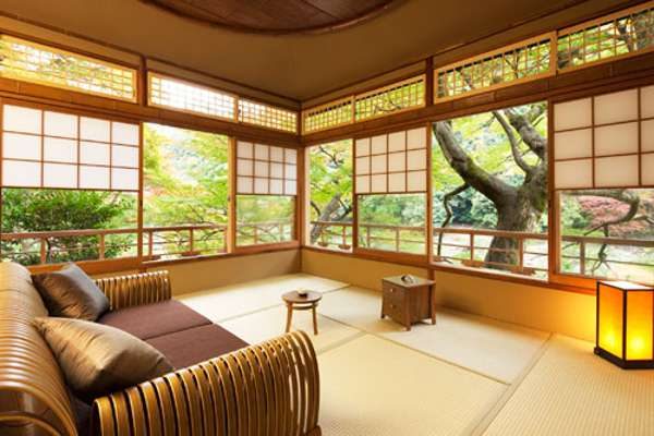 просторный интерьер гостиной в японском стиле
