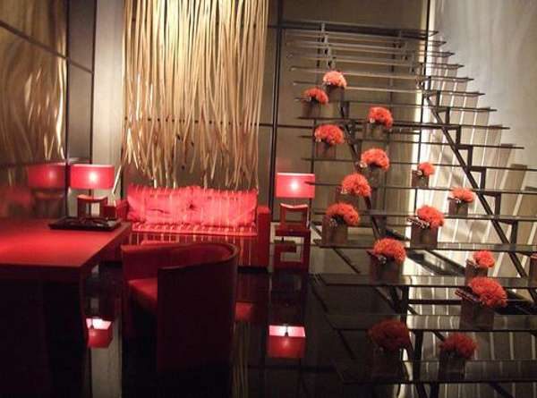 красный в интерьере гостиной в японском стиле