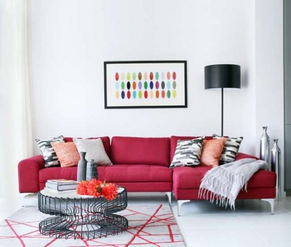 красный диван в интерьере гостиной частного дома