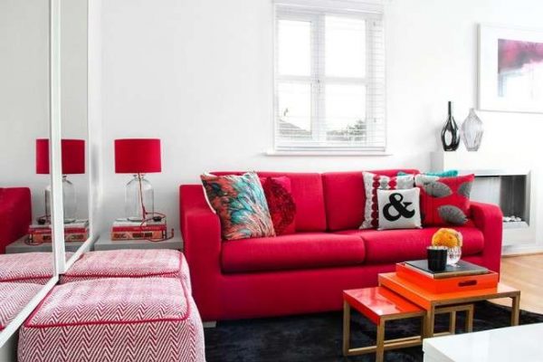 красная мебель в интерьере гостиной в современном стиле