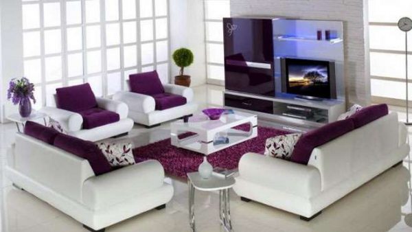 белый и фиолетовый цвета в интерьере гостиной в современном стиле