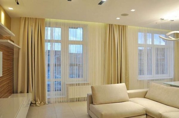 светлые шторы в интерьере гостиной 18 кв м в хрущёвке