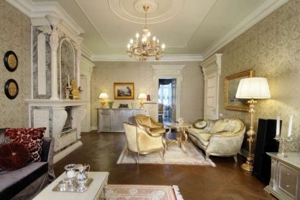 золотая парча в гостиной в классическом стиле