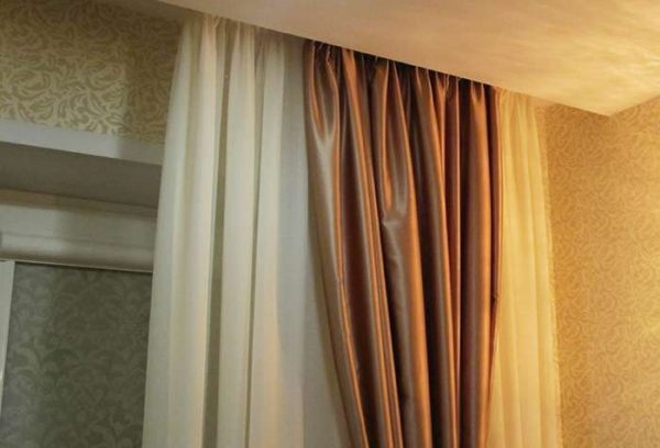 коричневые шторы с тюлью в интерьере гостиной