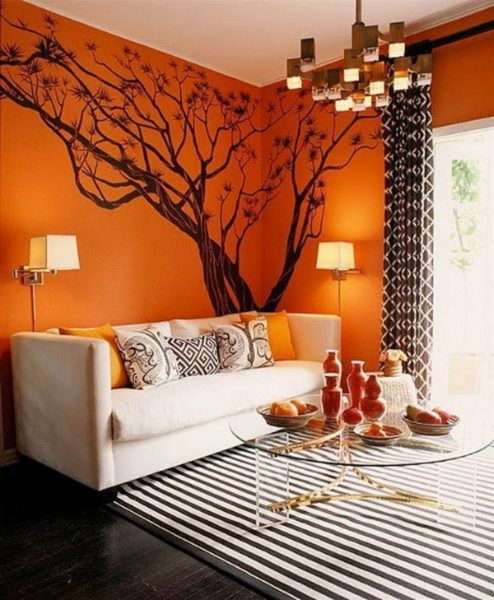 коричневые шторы в интерьере гостиной с оранжевыми стенами