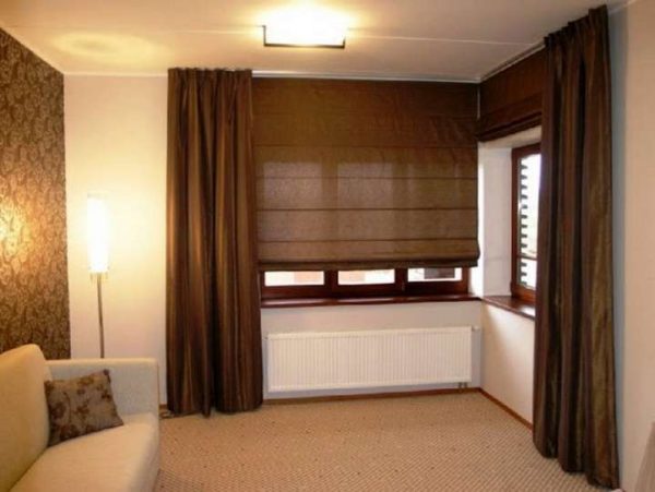 коричневые шторы классического типа с рулонными в интерьере гостиной