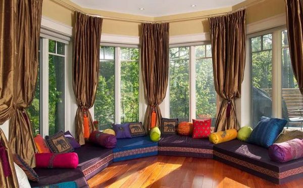коричневые шторы в интерьере гостиной с эркером