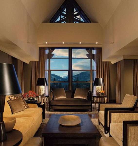 коричневые шторы в интерьере гостиной