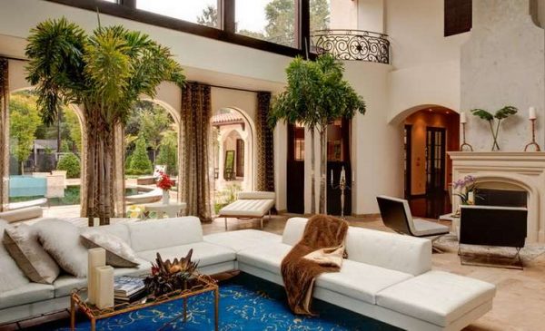 коричневые шторы в интерьере гостиной с белым угловым диваном