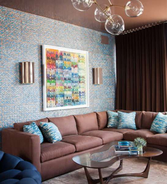 коричневые шторы в интерьере гостиной с голубыми стенами