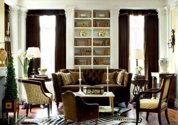 Коричневые шторы в интерьере гостиной в стиле классика