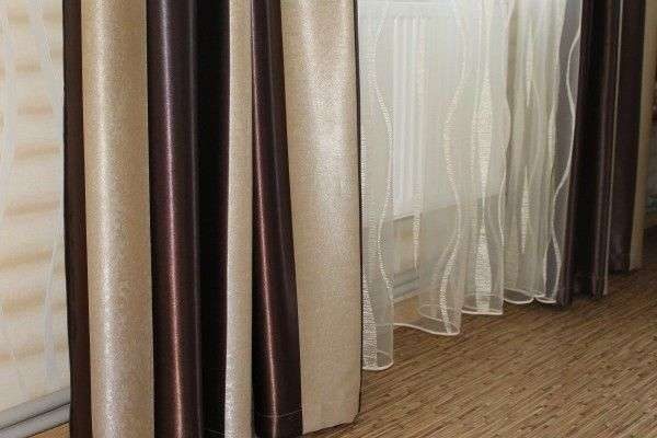 коричневые шторы с прозрачными занавесками в интерьере гостиной