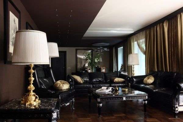 коричневые шторы в интерьере гостиной с чёрной мебелью