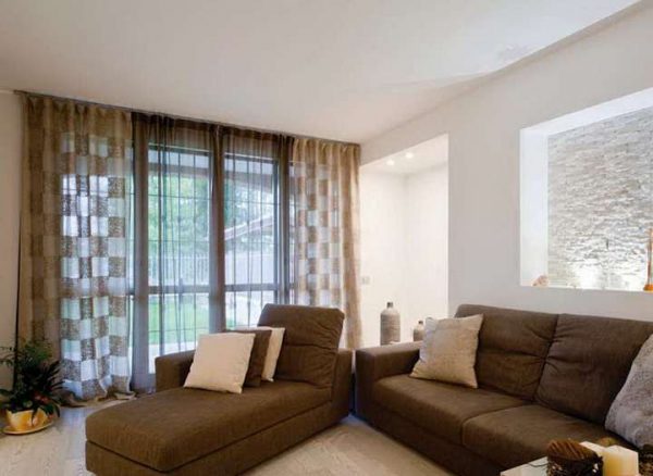 коричневые полупрозрачные шторы в интерьере гостиной