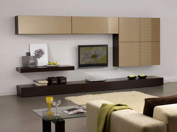 корпусная мебель с навесными шкафами бежевого цвета в интерьере гостиной