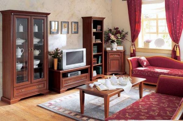 корпусная мебель с деревянными фасадами в интерьере гостиной