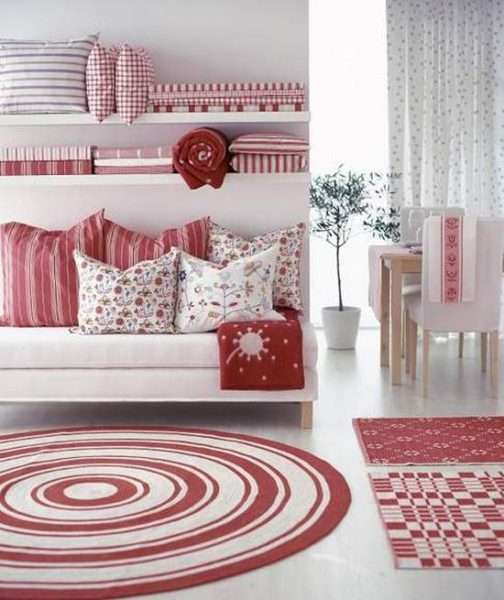 ковёр в интерьере розовой гостиной