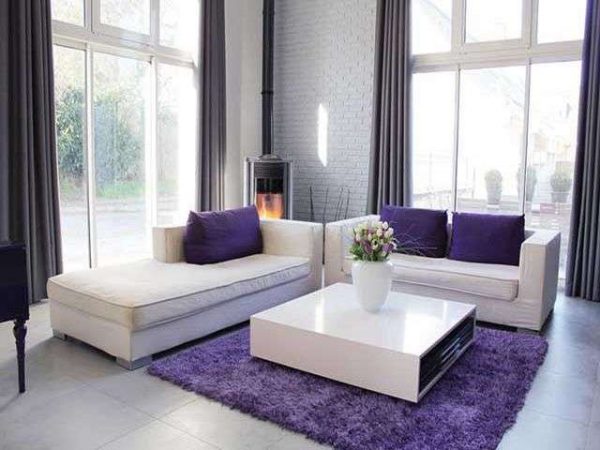 маленький фиолетовый ковёр в интерьере гостиной
