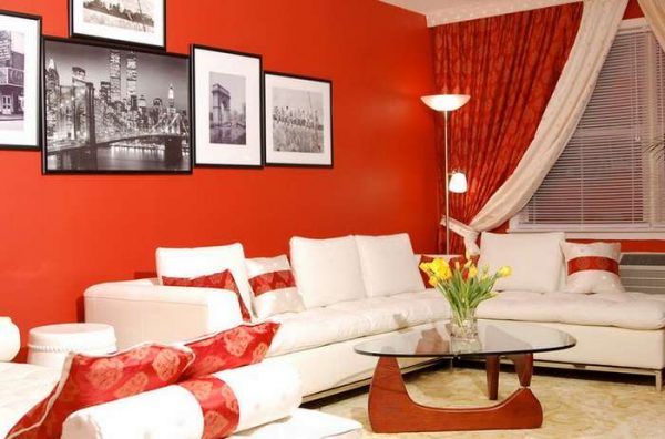 красные шторы в интерьере гостиной в красно-белых цветах
