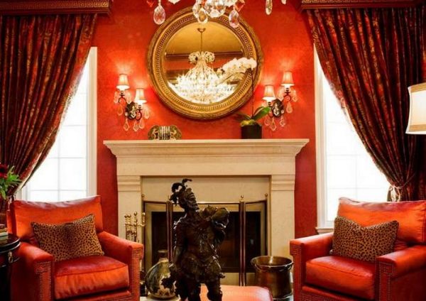красные шторы в интерьере гостиной в классическом стиле