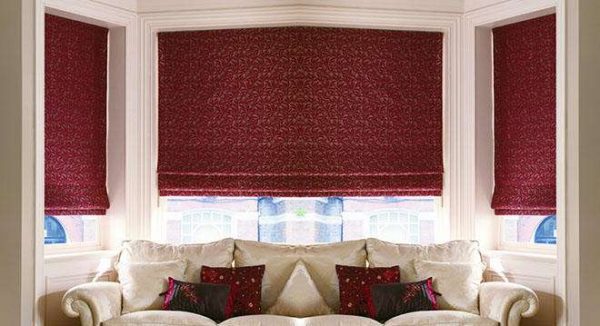 красные римские шторы в интерьере гостиной