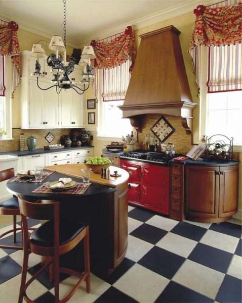 красные шторы в интерьере кухни-гостиной