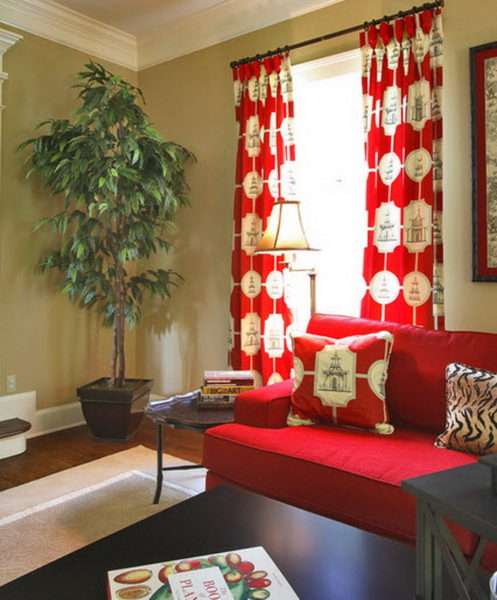красные шторы в интерьере гостиной в бежевых тонах