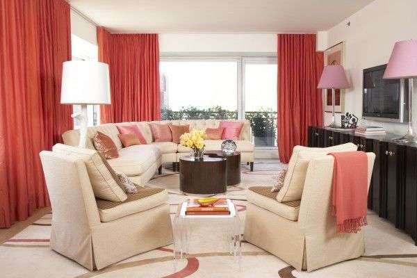 красные шторы в интерьере гостиной с бежевой мебелью