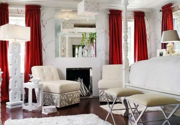 красные шторы в интерьере белой гостиной 