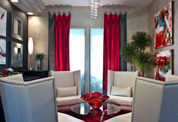 красные шторы в интерьере чёрно-белой гостиной