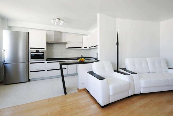 белый диван в интерьере небольшой кухни гостиной