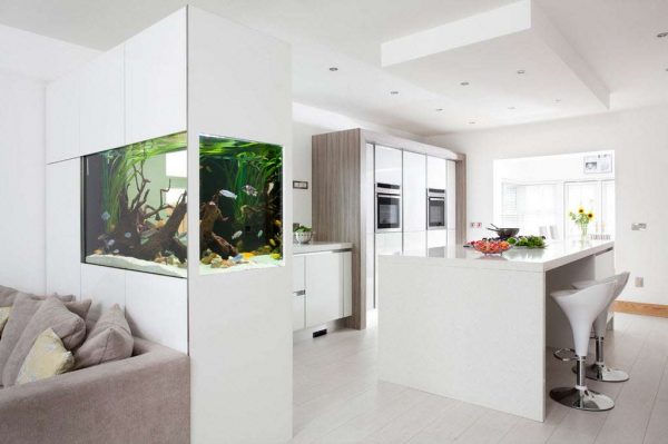 интерьер кухни гостиной с аквариумом