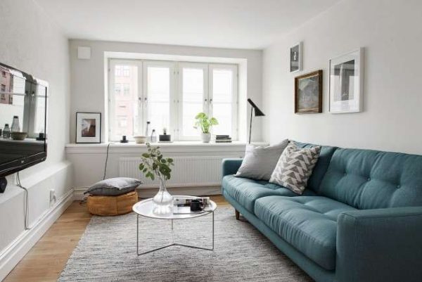 голубой диван в интерьере небольшой гостиной