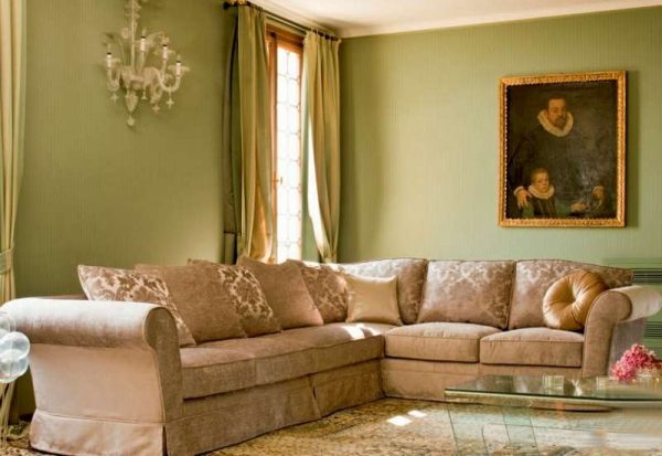 угловой диван в гостиной в классическом стиле