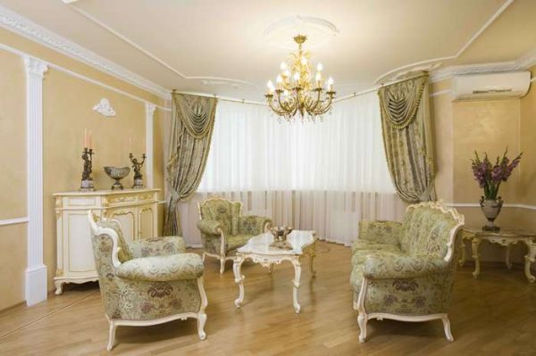 кресла в гостиной в классическом стиле