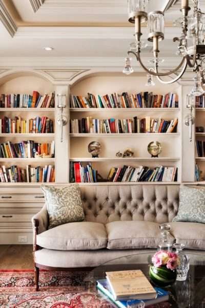 книжный шкаф в гостиной в классическом стиле