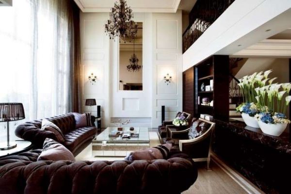 коричневая мебель в гостиной в классическом стиле