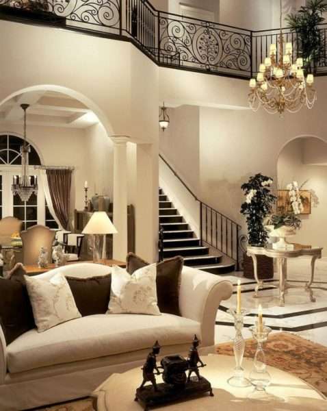 светлая мебель в гостиной в классическом стиле