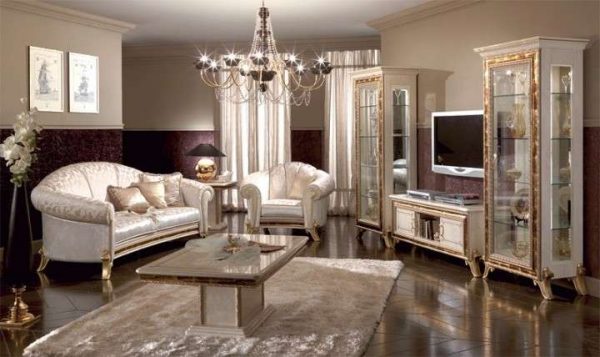 светлая мебель в гостиной в классическом стиле
