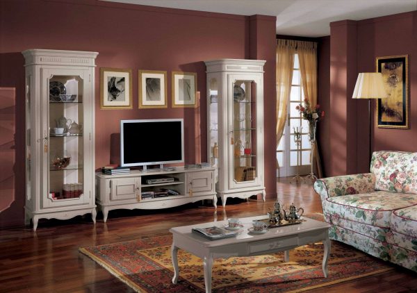 диван с цветочным принтом в гостиной в классическом стиле