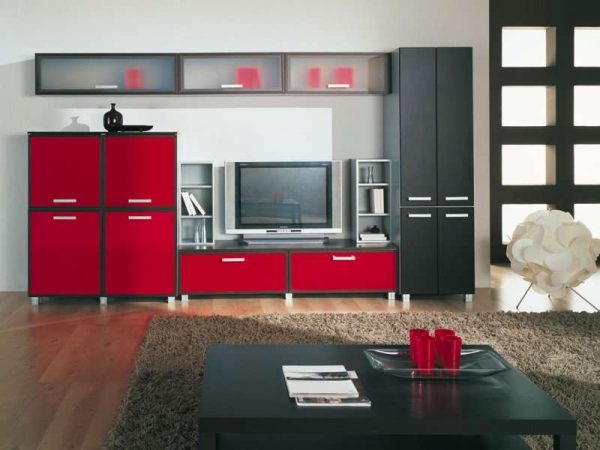 красная модульная мебель в интерьере гостиной
