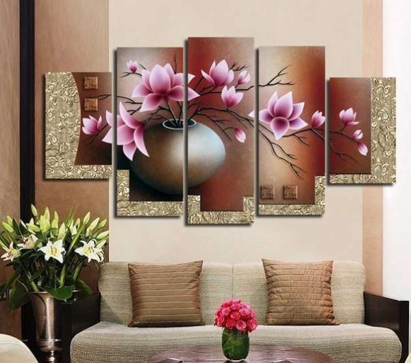 модульная картина с цветами в интерьере гостиной над диваном