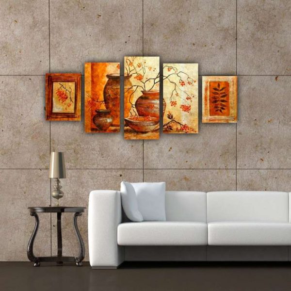 модульная картина с изображением рябины в интерьере гостиной с белым диваном