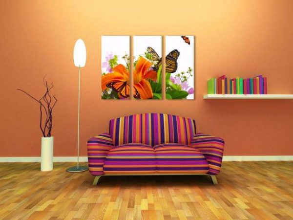яркая модульная картина с цветами в интерьере гостиной над диваном