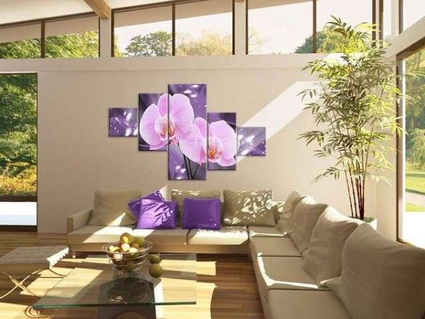 фиолетовая модульная картина с цветами в интерьере гостиной над диваном