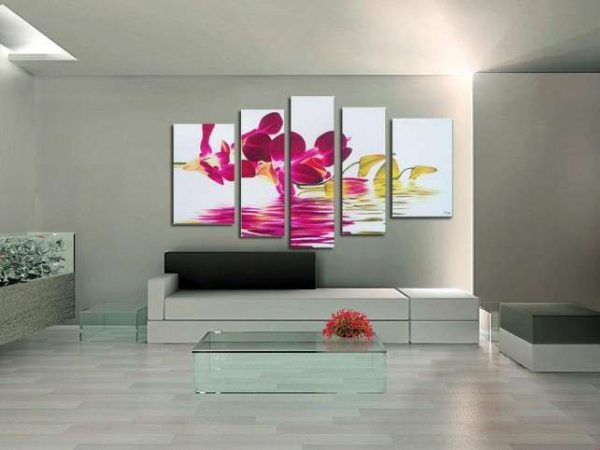 модульная картина с розовой абстракцией в интерьере гостиной над диваном