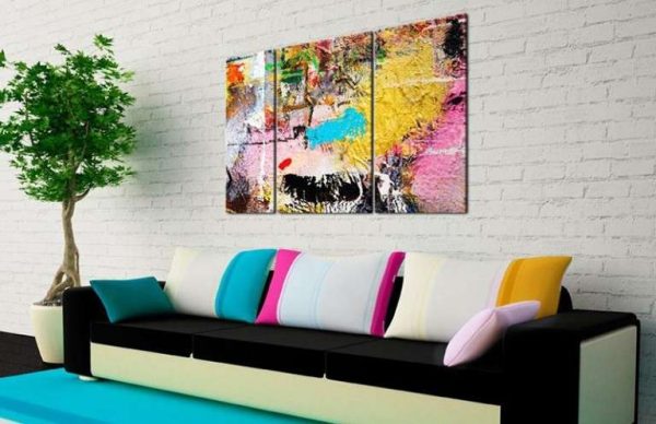 модульная картина с ярким пейзажем в интерьере гостиной над диваном
